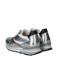 Zilveren en witte sportchoenen met een zwarte hiel. Voorzien van metallic accenten, gestructureerde oppervlakken en een dikke witte en grijze buitenzool.