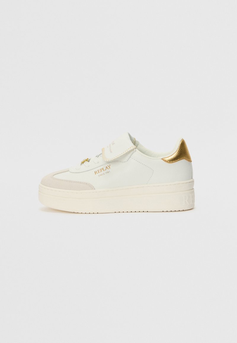 Sneaker en cuir blanc avec des accents en suède beige, un onglet de talon doré et un détail de logo. Bout rond et semelle blanche épaisse avec un motif de semelle.