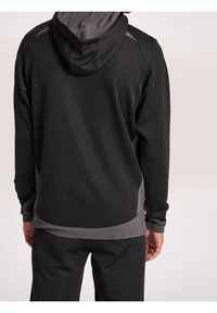 Hoodie de sport noir avec un panneau en mesh gris texturé sur les côtés et le dos, doté d'une capuche et de manches longues.