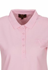 Różowa koszulka polo z kołnierzykiem, zapięcie na pięć guzików, teksturowana tkanina oraz wyszywane logo z napisem "V 1969" po lewej stronie.
