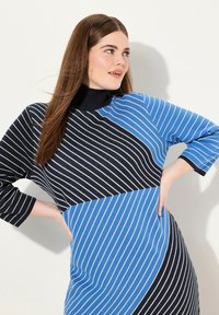 Abito multicolore realizzato in tessuto testurizzato con strisce diagonali in blu navy, blu scuro e blu chiaro, dotato di collo alto e maniche a tre quarti.