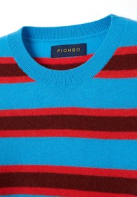 Maglione lavorato a maglia di un blu brillante, con ampie righe orizzontali rosse e marroni. Collo a girocollo a coste e superficie morbida. Etichetta del marchio visibile.