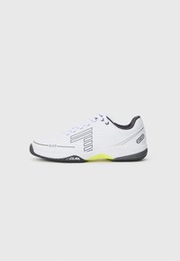 Pantofii sport albi cu accente negre și detalii gri. Au un superior texturat, șireturi și un segment al tălpii de un galben strălucitor.