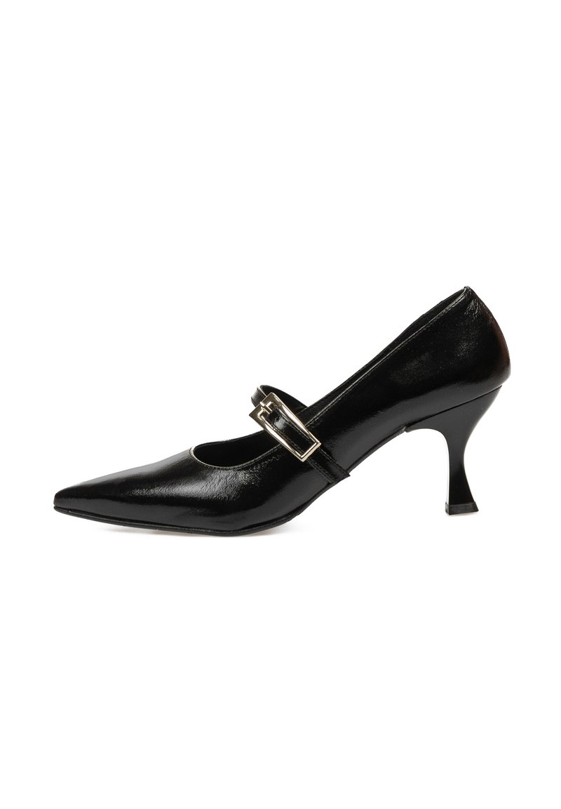 Zapato de tacón alto de charol negro con punta afilada, correa en el tobillo con un hebilla plateada y un diseño único de tacón curvado.