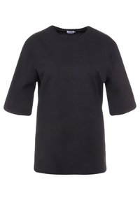Černé tričko s krátkým rukávem vyrobené z měkké látky, s kulatým výstřihem a volným střihem, bez viditelných vzorů nebo ozdob.