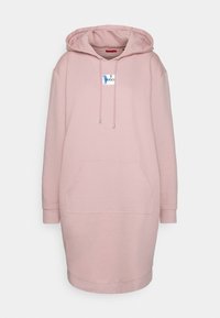 Rosa Kapuzenkleid mit Kängurutasche, Zugverschluss an der Kapuze und Logopatch. Weicher Stoff, knielang und lockere Passform. Einfaches Design.