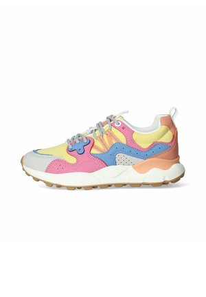 Sneaker colorati con una combinazione di materiali gialli, rosa, blu e grigi, con una parte superiore testurizzata, chiusura con lacci e suola in gomma.