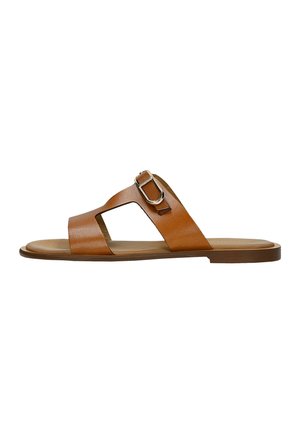Sandalo basso marrone in pelle con punta aperta, ritagli ai lati e cinturino con fibbia argentata su sfondo bianco.