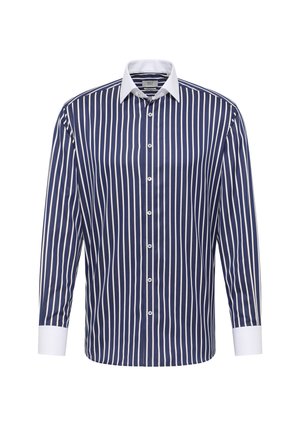 Maglietta a righe blu navy e bianco con maniche lunghe, colletto a punta bianco a contrasto e chiusura con bottoni; tessuto di cotone liscio con trama uniforme.