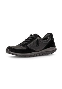 Scarpe da ginnastica nere caratterizzate da un mix di suede e materiali lisci, con chiusura con zip laterale e una suola in gomma morbida e ammortizzata.