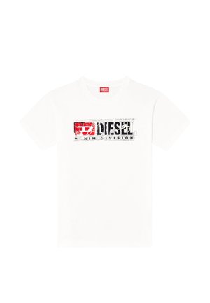 Bela bombažna majica s poudarjenim grafičnim tiskom v rdeči in črni barvi, na kateri piše "DIESEL Denim Division" v utrjenem slogu.