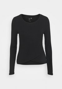 Czarna bluzka z długim rękawem i okrągłym dekoltem, z kopertowym wiązaniem w talii oraz miękką, gładką fakturą.