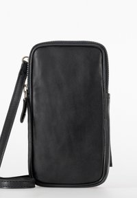 Schwarze Leder-Crossbody-Tasche mit glatter Textur, rechteckiger Form und Reißverschluss. Verfügt über einen abnehmbaren Schulterriemen für Vielseitigkeit.