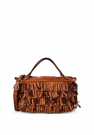 Bolso de mano de cuero marrón con flecos y pequeños tachuelas doradas, con asa superior y correa de hombro ajustable.