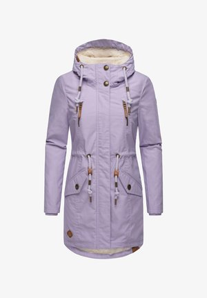 Giacca impermeabile lilla con cappuccio foderato in pelliccia, chiusura frontale con zip e bottoni, due ampie tasche laterali e coulisse regolabili.