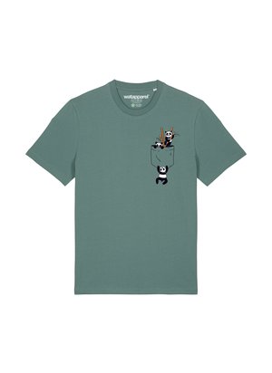 Mintgrünes T-Shirt aus Baumwolle mit kurzen Ärmeln, das über ein Taschendesign mit verspielten Panda-Grafiken und Bambus verfügt, in Schwarz und Braun aufgedruckt.