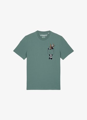 Mintgrünes T-Shirt aus Baumwolle mit kurzen Ärmeln, das über ein Taschendesign mit verspielten Panda-Grafiken und Bambus verfügt, in Schwarz und Braun aufgedruckt.
