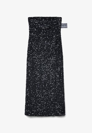 Schwarzes trägerloses Röhrenkleid, das mit kleinen schimmernden schwarzen Pailletten bedeckt ist, flach ausgelegt mit einem sichtbar gekennzeichneten Kleidungsetikett auf der rechten Seite.