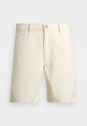 Bermudas bege feitas de tecido leve, com fecho de botão, passantes para cinto e bolsos laterais. Design simples com linhas limpas.