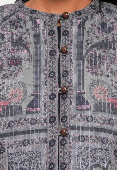 Γκρίζο μοτίβο ένδυμα με κλείσιμο κουμπιών, με περίπλοκα λουλουδάτα σχέδια σε ροζ και σκούρες απόχρωσεις, υφασμάτινη δομή με κάθετες ρίγες.