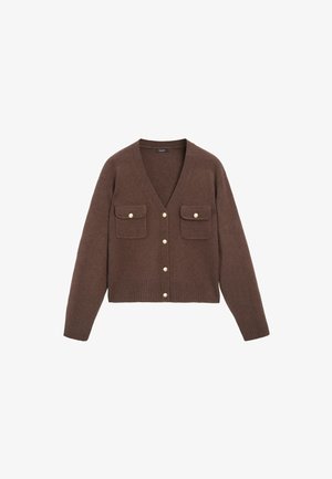 Bruine gebreide cardigan met lange mouwen, V-hals, knoopsluiting aan de voorkant en twee klepzakken met knopen op de borst.