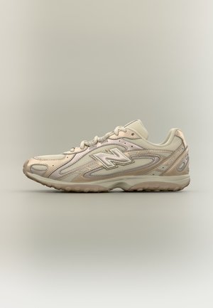 Бежова и светлокафява спортна обувка New Balance с мрежести и кожени детайли, странично лого "N" и връзки на неутрален фон.
