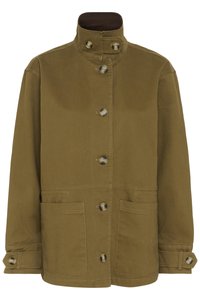 Olive rohelise värviga nööbitav jakk kõrge kraega, kahe esiosa taskuga ja nööbitud varrukasäärega tugevast kangast.