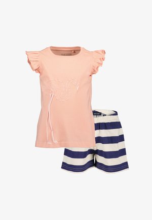 Světlounce růžové tričko s nabíranými rukávy a vyšívaným motivem plameňáka, doplněné o pruhované námořnicky modré a krémové šortky s elastickým páskem.