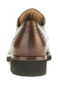 Chaussure habillée en cuir marron avec une finition lisse, un dos arrondi, des perforations décoratives et une semelle en caoutchouc noir.