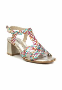 Sandali intrecciati multicolore con una combinazione di accenti rosa, turchese e oro, dotati di un tacco a blocco metallico e design open toe.