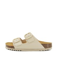 Sandalo scivoloso beige con due cinturini regolabili, dettagli in metallo dorato, soletta in sughero texturizzato e suola in gomma rigata.