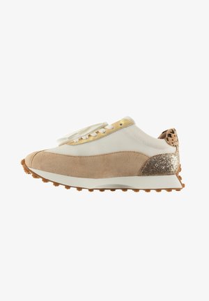 Baskets de course en beige, dessus en tissu et daim, accents dorés, panneau latéral texturé, talon à motifs, avec une semelle en caoutchouc pour une meilleure adhérence.