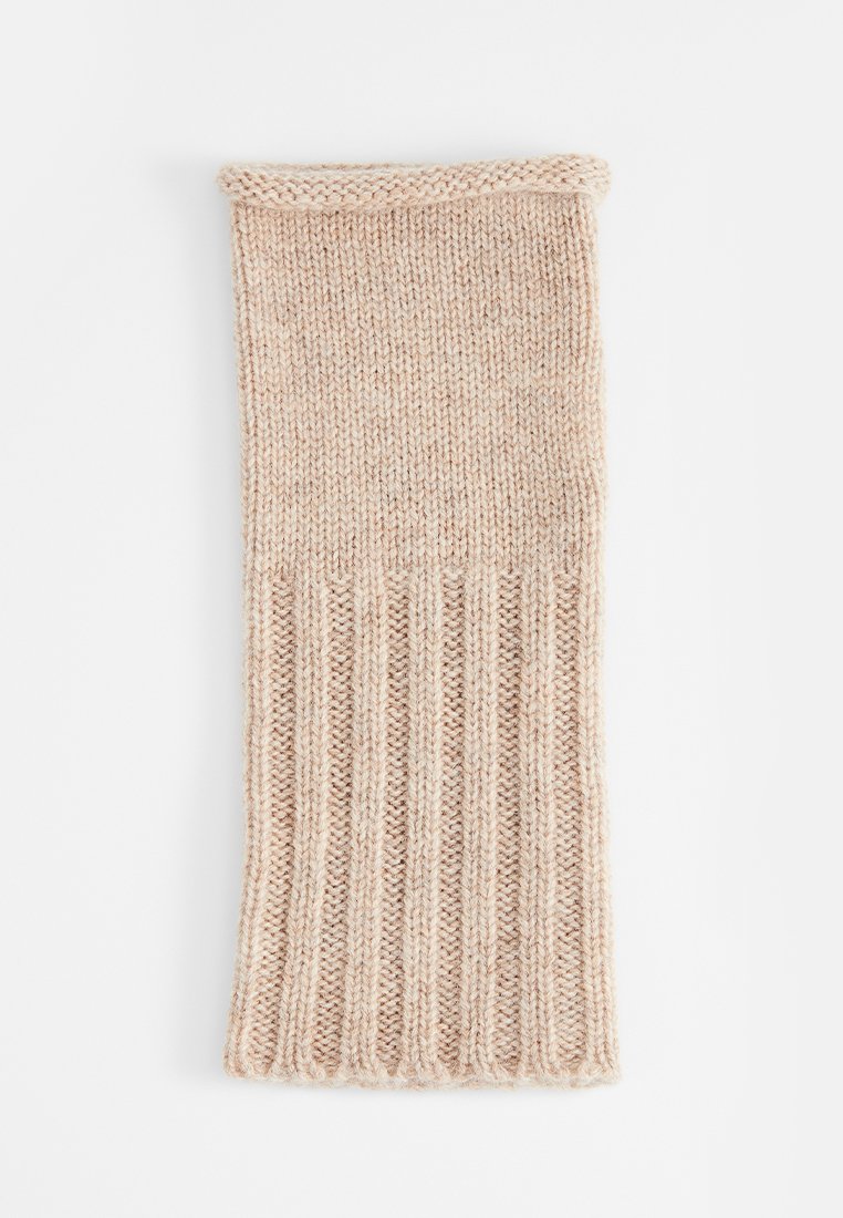 Strickschal aus weichem beigen Garn. Hat eine gerippte Textur im unteren Bereich und ein glattes Strickmuster an der Oberseite.