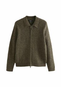 Hnedý pletený kardigán na zips s textúrovaným vzorom, rebrovanými manžetami, lemom a golierom, stredná veľkosť, vystavený na bielom pozadí.