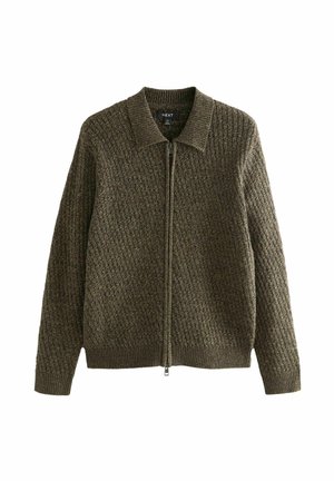 Braune gestrickte Zip-up-Cardigan mit einem strukturierten Muster, gerippten Bündchen, Saum und Kragen in mittlerer Größe, auf einem weißen Hintergrund präsentiert.