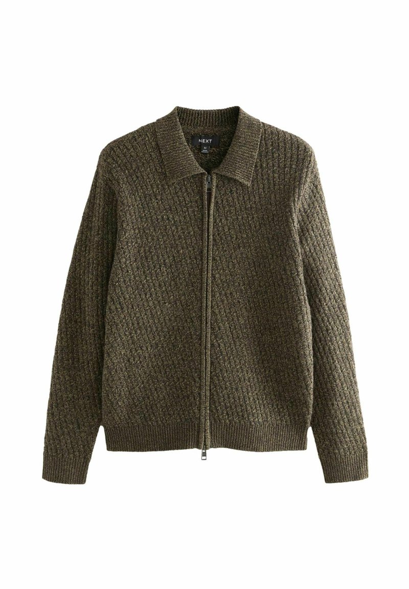 Hnedý pletený kardigán na zips s textúrovaným vzorom, rebrovanými manžetami, lemom a golierom, stredná veľkosť, vystavený na bielom pozadí.
