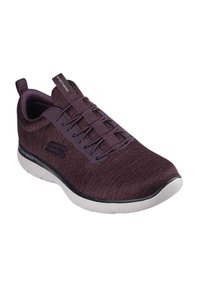 Zapatilla ligera Skechers en tejido púrpura oscuro con parte superior texturizada, cordones elásticos y suela blanca. Presenta el logo en el lateral.