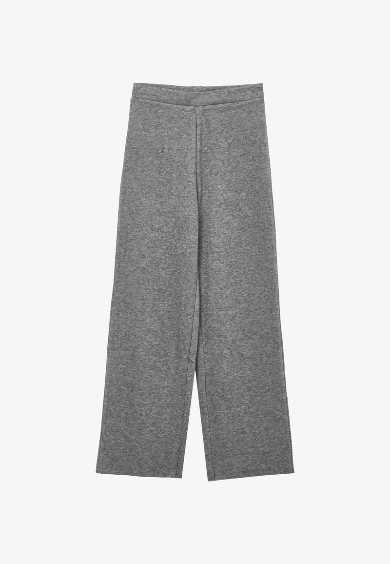 Pantalons gris à jambes larges en tissu doux, dotés d'une taille lisse et d'une coupe ample sans poches ni fermetures visibles.