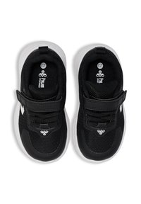 Zwarte sportschoenen met een bovenwerk van mesh, witte zool, klittenbandsluiting en gestructureerde details. Bevat logo op de tong en zijkant. Maat 23.