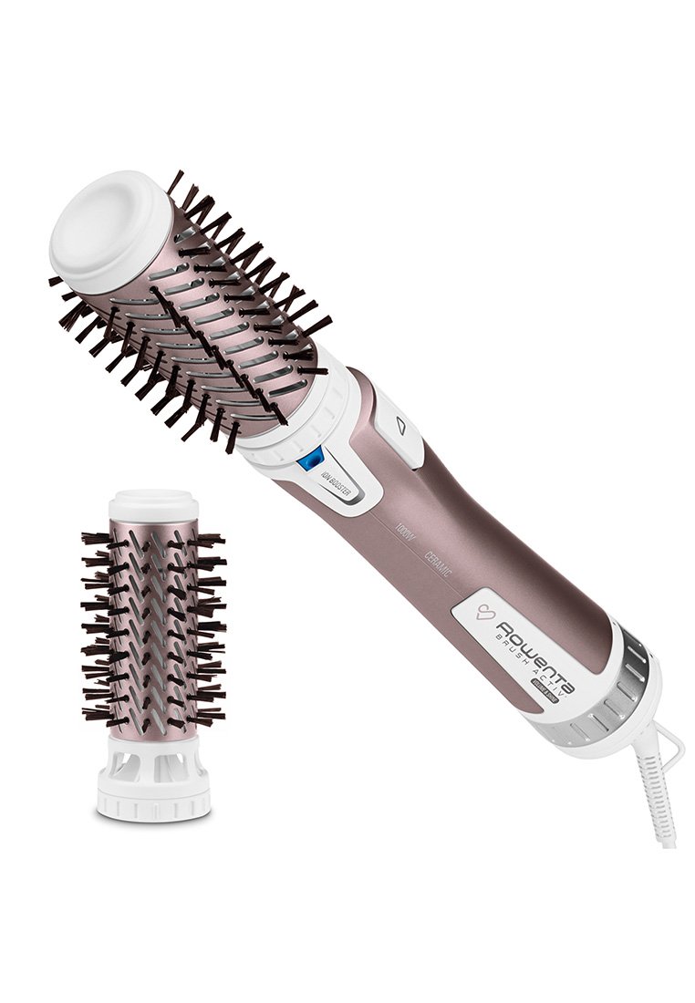 Outil de coiffure avec un manche métallique rose, des accents blancs et un baril amovible doté de poils noirs et de rainures pour volumiser.