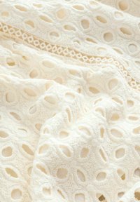 REGULAR FIT - SUMMER BRODERIE - sukňa v tvare A - cream