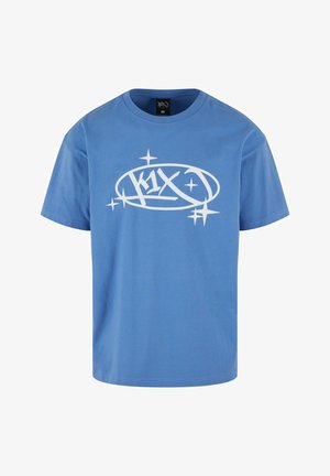 Sininen puuvillapaita, jossa on valkoinen graafinen logo keskellä rintaa. Lyhyet hihat, pyöreä kaula-aukko ja normaali istuvuus.