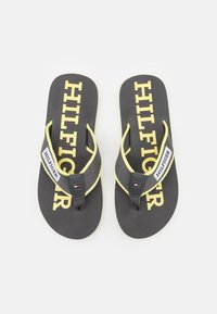 Tommy Hilfiger PATCH BEACH  - Sandaler m/ tåsplit - dark ash