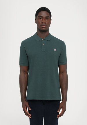 Mørkegrøn poloshirt lavet af bomuld, med krave og korte ærmer, tre brune knapper og et lille broderet logo på brystet.