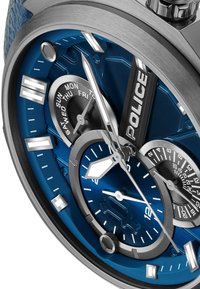 Zils analogais pulkstenis ar teksturētu ciparnīcu, sudraba stundu rādītājiem, trim sub-ciparnīcām un 'POLICE' zīmolu. Nerūsējošā tērauda korpuss un kronis.