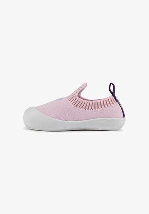 Zapato slip-on rosa claro con parte superior de tejido transpirable, suela de goma blanca y un detalle texturizado cerca del talón; cuenta con un lazo para facilitar su colocación.
