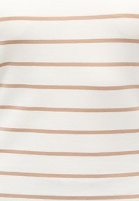 Λευκό ύφασμα με ομοιόμορφα διατεταγμένες λεπτές οριζόντιες ρίγες σε ανοιχτό καφέ χρώμα.