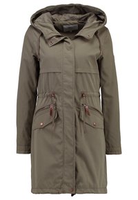 Olivově zelená parka s kapucí, stahováním v pase a dvěma kapsami na zip; má kovové doplňky a hladkou matnou texturu.