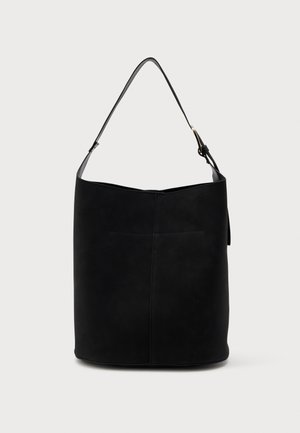 Sac seau en cuir noir avec une seule sangle d'épaule réglable et des coutures minimalistes sur le devant.
