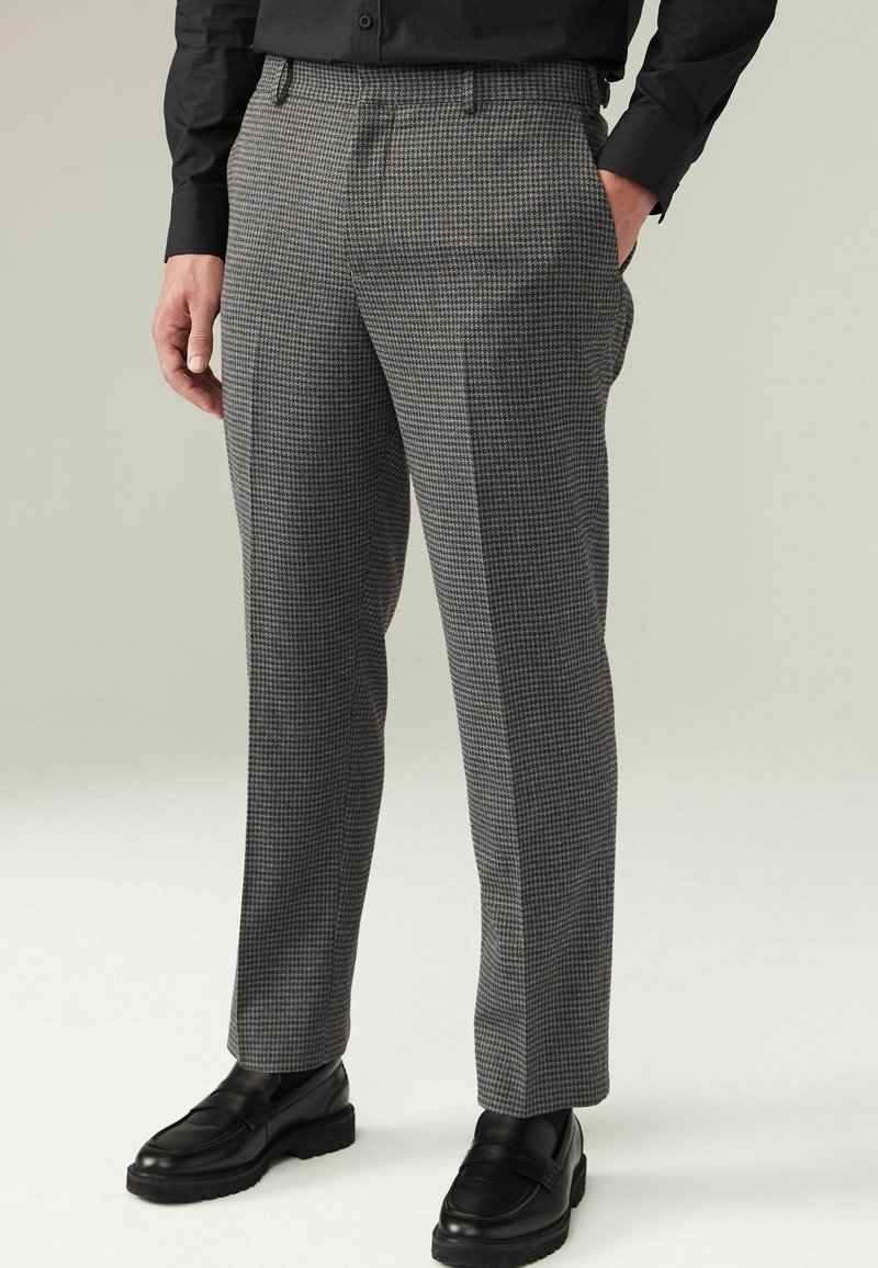Gråternet bukser med slim fit, der har sidelommer og en glat tekstur, parret med sorte loafers.